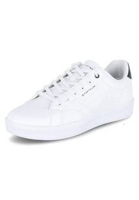 Zapatilla blanca, material sintético suave, diseño bajo, punta redonda, seis ojetes, detalle de logo en el lateral, acento oscuro en el talón en contraste.