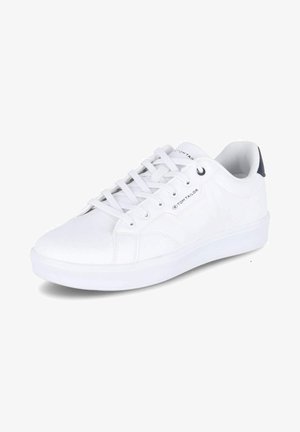 Białe sneakersy, gładki materiał syntetyczny, niski design, okrągły czubek, sześć przelotek, szczegół logo po boku, kontrastujący ciemny akcent na pięcie.