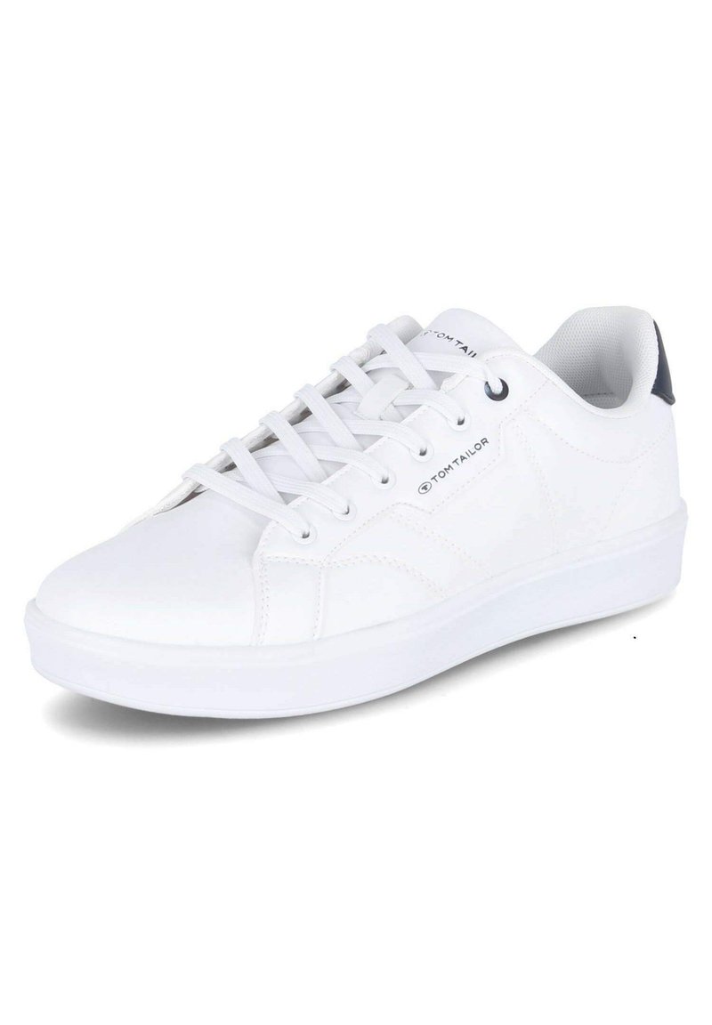 Zapatilla blanca, material sintético suave, diseño bajo, punta redonda, seis ojetes, detalle de logo en el lateral, acento oscuro en el talón en contraste.