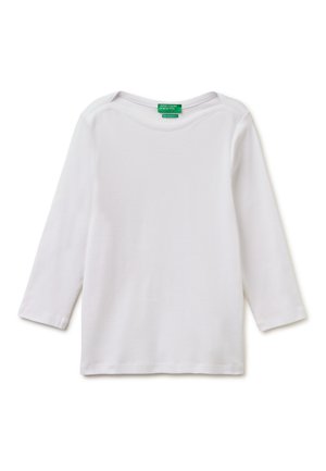 Prosty biały długi rękaw z dekoltem typu łódka i zieloną etykietą z napisem "United Colors of Benetton" na białym tle.