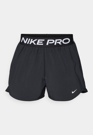 Czarne spodenki Nike Pro z czarnym elastycznym paskiem w talii, na którym znajduje się biały napis "NIKE PRO" oraz małe białe logo Nike na dolnym lewym rogu.