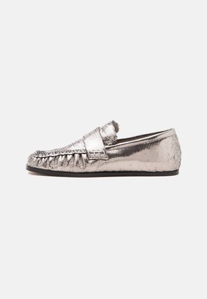 Sølvmetallic tekstureret loafer med syninger og en flad sort sål, vist fra siden på en hvid baggrund.