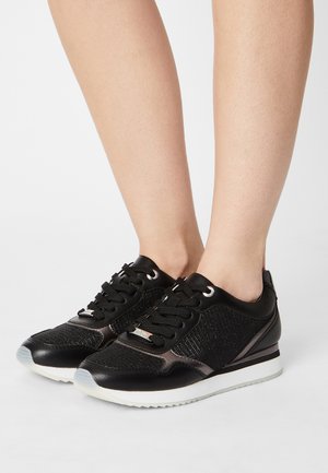 Trainers - black