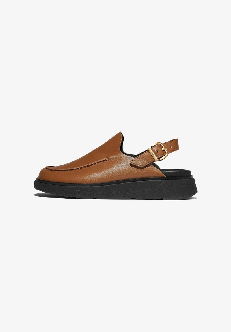 Bruine leren instapschoen met een slingback ontwerp, gekenmerkt door een gouden gesp en een dikke zwarte outsole. Glad oppervlak en minimalistische stiksels.