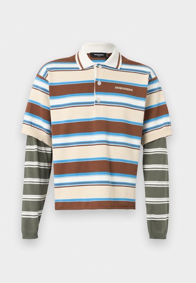 Πόλο με κοντά μανίκια με ρίγες σε καφέ, μπλε και μπεζ χρώματα, φορεμένο πάνω από μακρυμάνικο πουκάμισο ελιάς με λευκές ρίγες, με λογότυπο DSQUARED2.