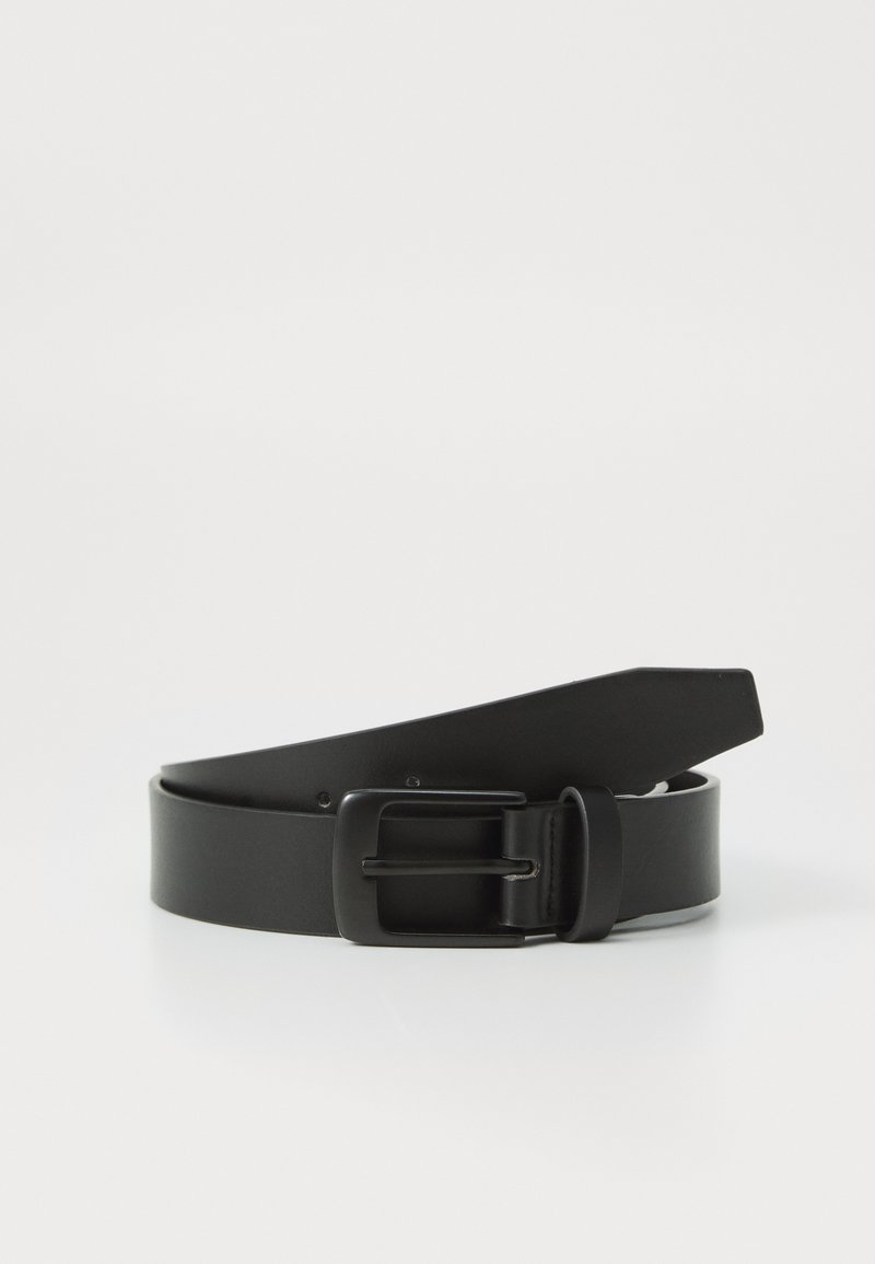 Ceinture en cuir noir avec une boucle rectangulaire en métal noir, texture lisse et extrémité effilée pour le réglage. Design simple sans motifs.