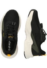 Baskets noires en mesh et synthétique avec une semelle blanche, des lacets élastiques et des accents jaunes et verts ; dotées d'un col et d'une languette rembourrés.
