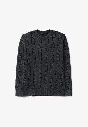 Suéter de cable trenzado gris oscuro con un cuello redondo, puños y dobladillo acanalados, que presenta patrones texturizados en todo el cuerpo.