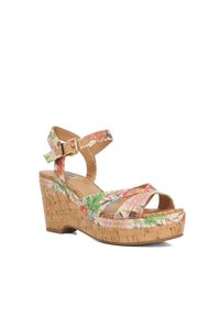 Sandal met bloemenpatroon en kurken plateau. Heeft een band met een gouden gesp en een kruislings ontwerp in tinten van roze en groen.