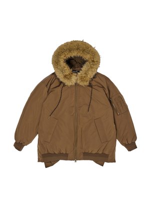 Chaqueta aislante marrón con una gran capucha forrada de piel sintética, cierre frontal con cremallera, bolsillos laterales y puños acanalados. Cuenta con un bolsillo utilitario en la manga.