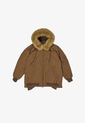 Brązowa ocieplana kurtka z dużym kapturem wyłożonym sztucznym futrem, zapinana na zamek, z bocznymi kieszeniami i ściągaczami przy rękawach. Posiada kieszeń użytkową na rękawie.