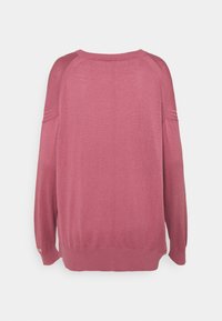 Fuchsia Oversize-Pullover mit geripptem Saum, Raglanärmeln und glatter Haptik. Mit einer mittigen Naht auf der Rückseite.