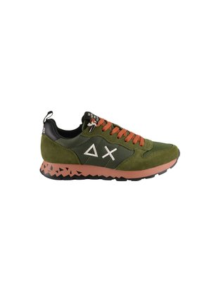Grüne Wildledersneaker mit orangefarbenen Schnürsenkeln, schwarzen Akzenten und einer gemusterten pinken Sohle. Verfügt über ein geometrisches Logo an der Seite.