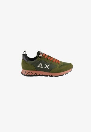 Sneakers in suede verde con lacci arancioni, dettagli neri e una suola rosa Pattern. Presentano un logo geometrico sul lato.