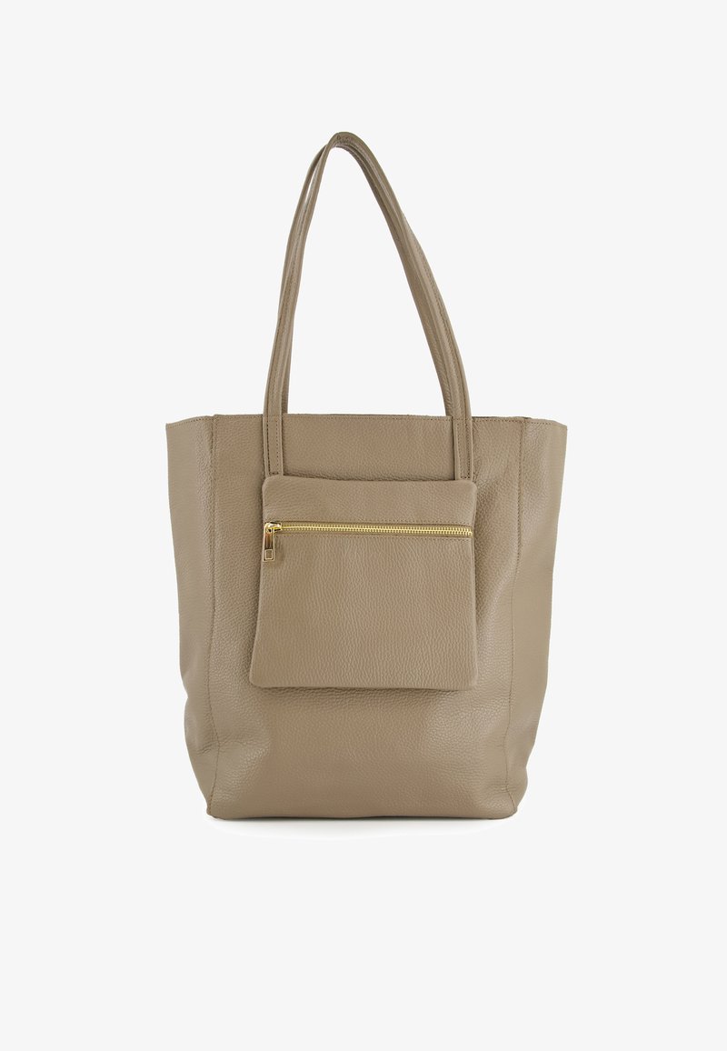 Beige leren tote bag met twee stevige handvatten, voorzien van een voorste ritsvak. Textuur oppervlak en minimalistisch design.