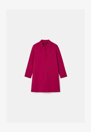 Rochie fucsia cu guler, mâneci lungi și pliuri frontale. Butoanele de la manșete adaugă detalii designului simplificat.