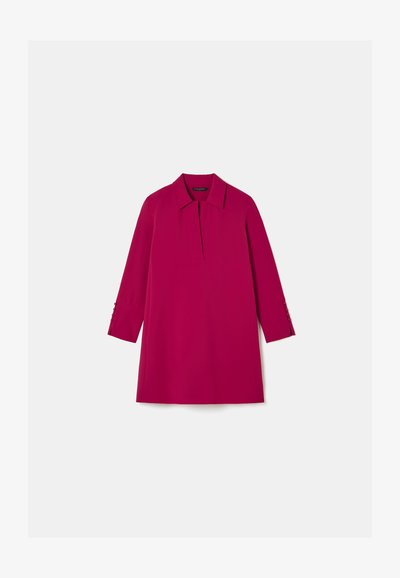 Fuksjowa sukienka z kołnierzykiem, długimi rękawami i plisą z przodu. Guziki na mankietach rękawów dodają detali do prostej konstrukcji.