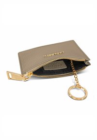 Portefeuille en cuir beige clair avec quincaillerie dorée. Dispose d'une fermeture zippée, d'un porte-clés en chaîne et d'un accent texturé à l'intérieur.