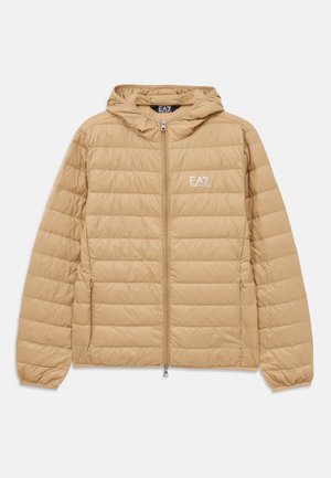 Hellbraune gesteppte Jacke mit Kapuze, Frontreißverschluss und EA7 Emporio Armani-Logo auf der linken Brust.