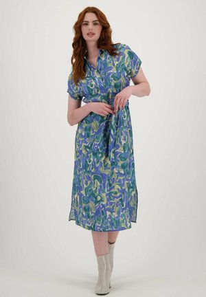 Robe chemise avec un motif abstrait multicolore de vert, bleu et violet, à manches courtes, avec une taille cintrée et une longueur mi-genoux.