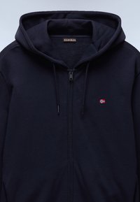 Felpa con cappuccio blu navy con cerniera, lacci e piccolo logo con bandiera norvegese sul petto sinistro, che mostra il colletto e l'interno del cappuccio.
