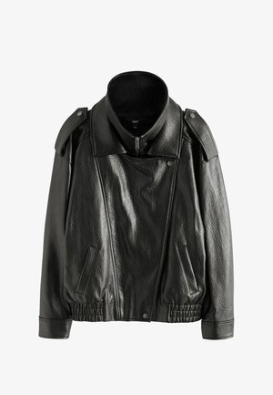 Chaqueta negra de piel sintética con cuello alto, cierre de cremallera, hombreras, dos bolsillos laterales y detalle en el bajo elástico.