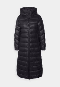 Černá péřová bunda s kapucí, se zapínáním na zip vpředu, dlouhými rukávy a prošívaným designem. Vyrobena z lesklého, izolačního materiálu.