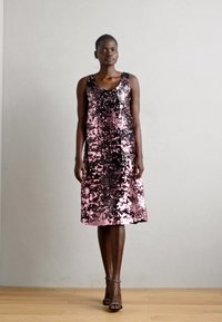 Φόρεμα με παγιέτες που μεταβαίνει από σκούρο ροζ στο πάνω μέρος σε ανοιχτό ροζ στο κάτω μέρος. Χωρίς μανίκια, στρογγυλή λαιμόκοψη, μήκος μέχρι το γόνατο, απαλή υφή.