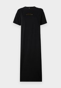 Fekete pamut t-shirtruha egyenes szabással, rövid ujjakkal és kerek nyakkivágással. Arany színű betűkkel szerepel rajta a "Barbour International" felirat.