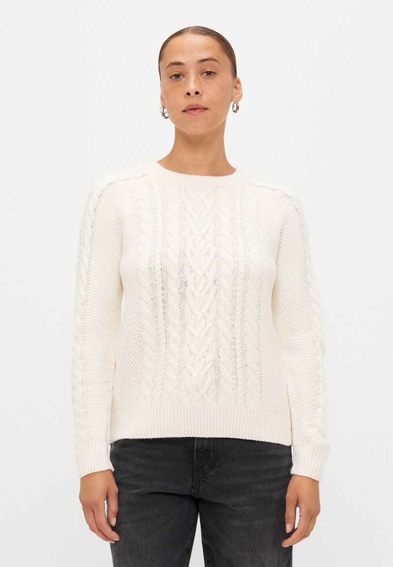 Maglione bianco a maglia grossa con polsini e orlo a coste, che presenta motivi testurizzati in rilievo e un classico scollo tondo.