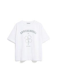 Witte t-shirt met korte mouwen, relaxte pasvorm, met groene tekst "ARMEDANGELS" en een afbeelding van een klavertje vier, van zachte katoen.