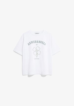 Weißes T-Shirt mit kurzen Ärmeln, lockere Passform, mit grüner Schrift "ARMEDANGELS" und einem Grafik eines vierblättrigen Kleeblattes, aus glattem Baumwollmaterial.