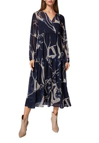Langes, marineblaues Kleid mit einem schichtartigen Design, das ein Muster aus abstrakten Tiersilhouetten zeigt. Hergestellt aus fließendem, leichtem Stoff.