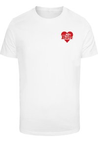 Hvid bomulds t-shirt med grafisk rødt hjerte og teksten "Ein Herz für Biere". Klassisk rund halsudskæring, korte ærmer og almindelig pasform.