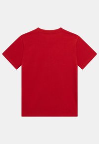 Punainen puuvillainen t-paita lyhyillä hihoilla, pyöreällä kaula-aukolla ja sileällä pinnalla. Takana ei ole näkyviä logoja tai grafiikoita.