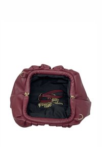 Bordová kožená taška s nařaseným horním otvorem. Interiér má černou podšívku a zlatý řetízek na nošení. Hladký povrch, strukturovaný tvar.