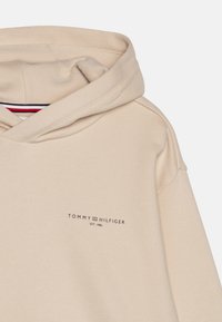 Tommy Hilfiger MINI CORP LOGO HOODIE UNISEX - Kapuzenpullover - classic beige