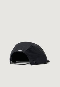 Cappello da corsa nero con tessuto testurizzato, visiera curvata e cordino regolabile. Presenta un'etichetta con logo sul retro.