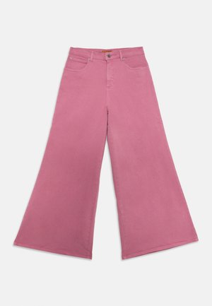 Vide ben bukser i lyserød bomuld. Har fem lommer, bæltesløjfer og frontlukning med knap. Glat tekstur med en struktureret design.