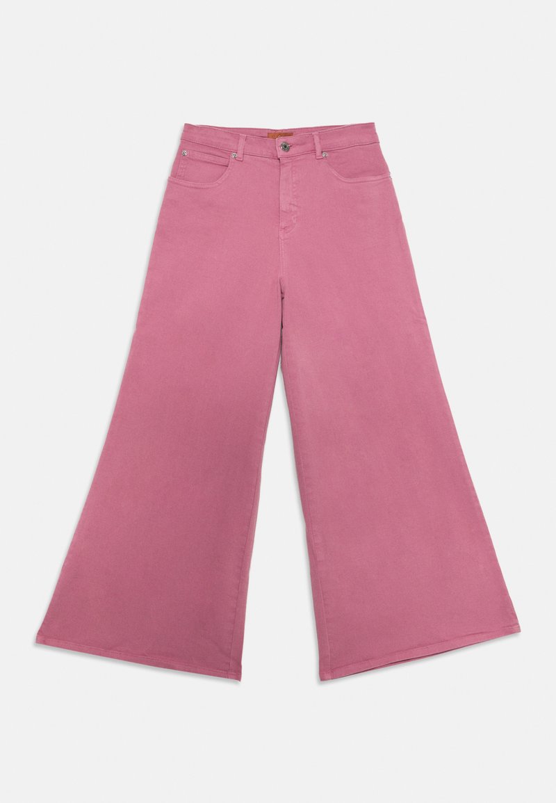 Vide ben bukser i lyserød bomuld. Har fem lommer, bæltesløjfer og frontlukning med knap. Glat tekstur med en struktureret design.