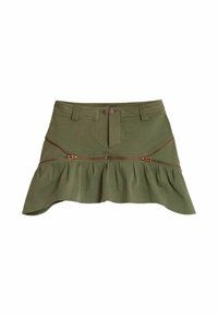 Gonna verde oliva con orlo svasato, dotata di due zip orizzontali e una cintura strutturata con bottoni decorativi.