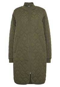 Chaqueta larga acolchada en verde oliva, con cuello alto, cierre de cremallera completa y bolsillos laterales. Patrón de diamantes texturizado en toda la prenda.