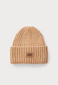 Bonnet tricoté en brun clair avec une texture côtelée et un revers replié. Présente un petit patch en tan avec le logo UGG rectangulaire.