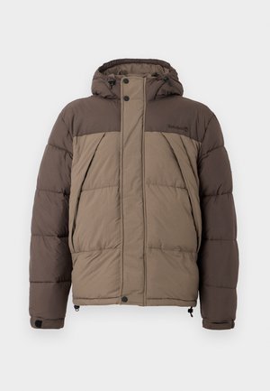 Giacca puffer marrone e beige con cappuccio, dotata di zip frontale, bottoni a pressione e tasche laterali. Tessuto strutturato con sezioni trapuntate.