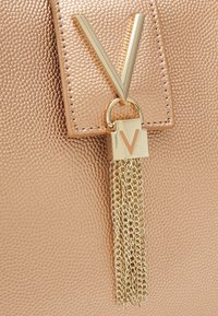 Valentino Bags DIVINA - Rokassoma - oro rosa