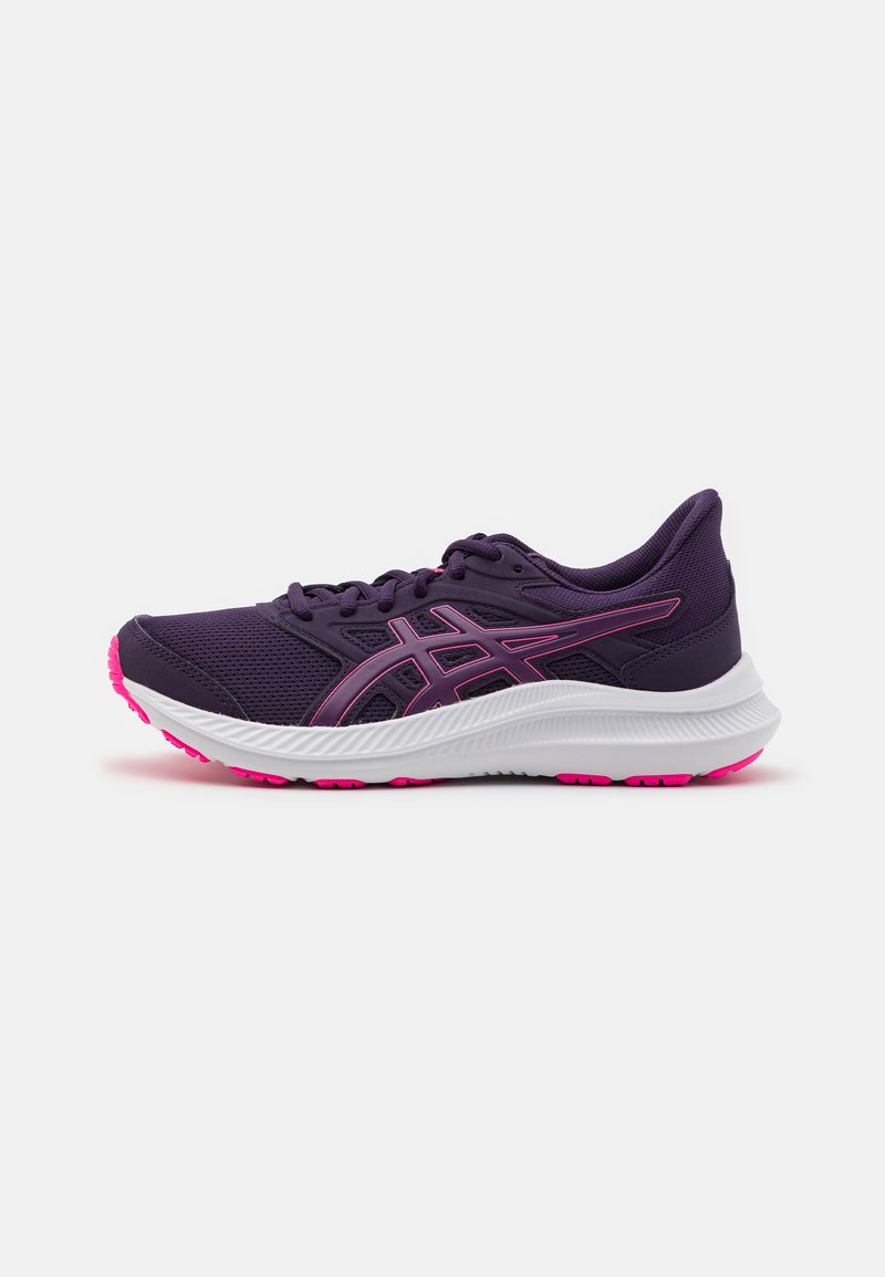 Baskets de sport violettes avec un matériau en mesh, des accents roses et une semelle intermédiaire blanche. Présente un design épuré avec une surface texturée et un système de laçage.