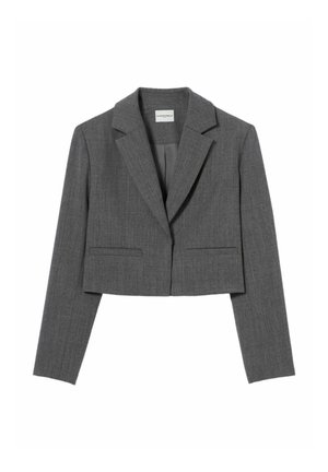 Blazer gris recortado con solapas con muesca, mangas largas y dos bolsillos frontales de ojal, confeccionado en tejido texturizado.