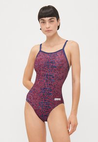 Costume da bagno intero rosso e blu navy con un motivo testurizzato, spalline sottili e dettaglio del logo davanti. Finitura in tessuto liscio.