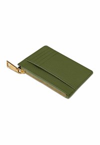 Porte-cartes en cuir vert avec fermeture éclair, plusieurs emplacements pour cartes, surface texturée et accents en métal doré.