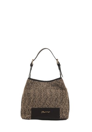 Sac à main en tissu texturé marron avec des accents noirs, de forme incurvée et une seule bandoulière. Présente un détail de logo sur le panneau avant.